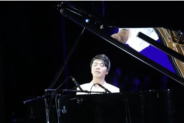 郎朗老婆太惨了!原来郎朗不帮她拿行李,是因为没有郎朗的手值钱?