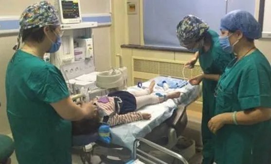 4岁女童户外课摔倒致手臂骨折，学校是否该为此负全责？