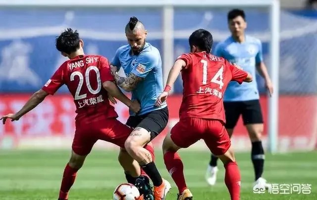 一方与上港的比赛，大连看台出现大片球迷的骚动，这是什么情况？到底发生了什么？