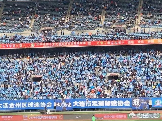 一方与上港的比赛，大连看台出现大片球迷的骚动，这是什么情况？到底发生了什么？
