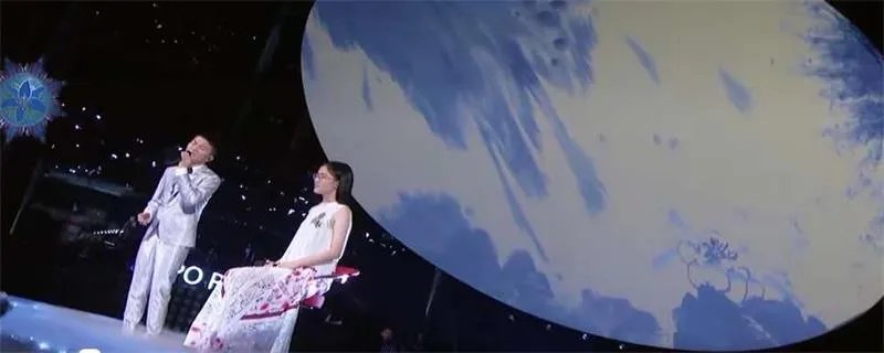 郭沁为什么坐在椅子上