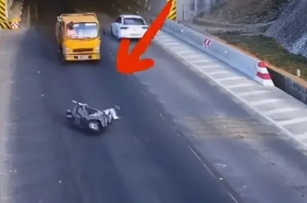 被老天怜悯的人！男子10秒内死里逃生2次竟然只是轻伤，当时情况如何？