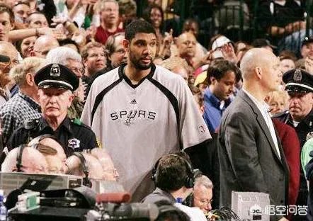 看一眼马刺替补席扭头就跑, 小学生用生命演绎装X, 结果呢?