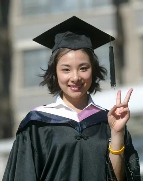 陈瑶晒学士服毕业照素颜清丽可爱，还有哪些明星晒过自己的毕业照，谁的最好看？