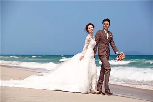 一套婚纱照大概多少钱   拍婚纱照几套衣服合适