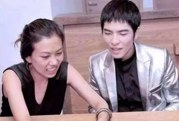 萧敬腾间接承认与经纪人恋情后，为何网友说：早就知道了？