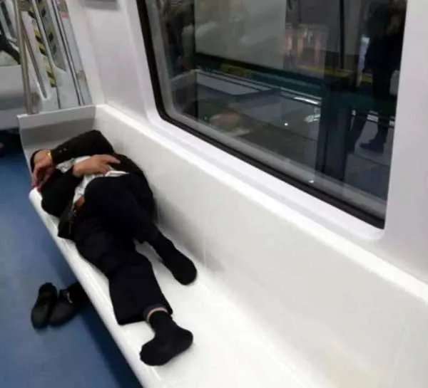 老太爬上地铁车厢行李架上蹭坐,现场到底发生了什么?