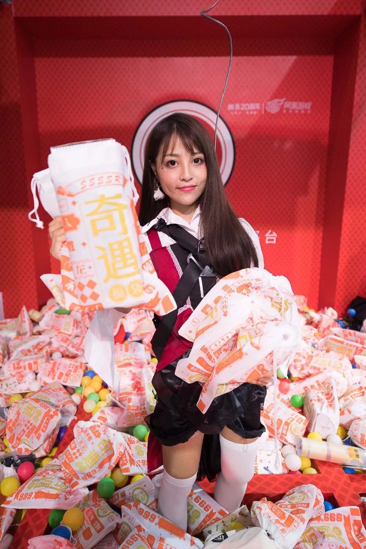 真人娃娃机到底有多好玩?不看SG只求当个娃娃夹走福利