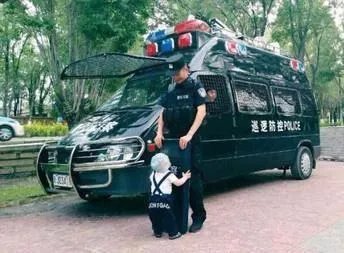 1岁儿子遇警察爸爸抱着盾牌不撒手是怎么回事?