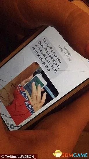 两姐妹看比赛发现前排女子出轨 递纸条提醒其丈夫