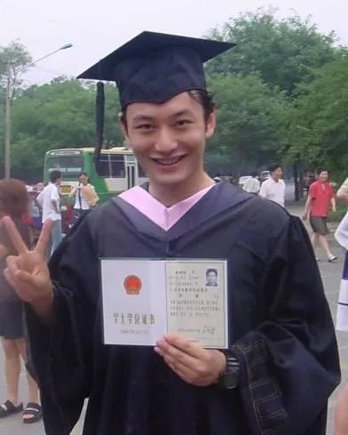 陈瑶晒学士服毕业照素颜清丽可爱，还有哪些明星晒过自己的毕业照，谁的最好看？