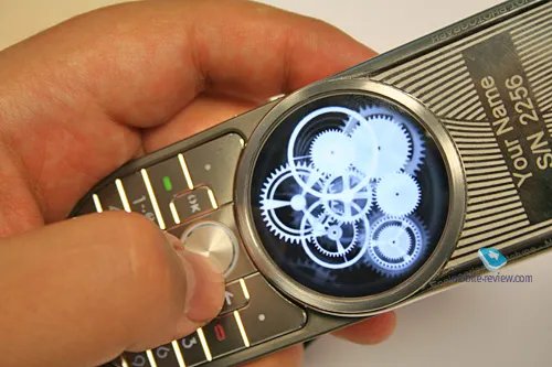 圆形屏幕细腻超VGA 摩托罗拉AURA详解