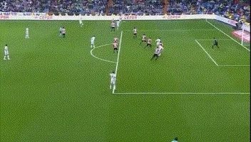 c罗队友进球为啥举手