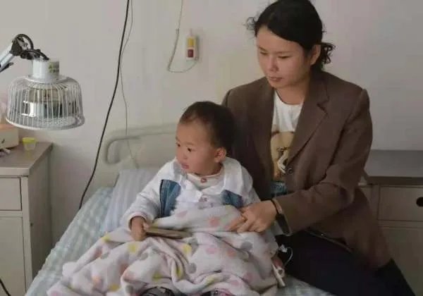 石家庄一女孩玩火碱重度烧伤,单亲妈妈泪崩,造成此悲剧的原因是什么?