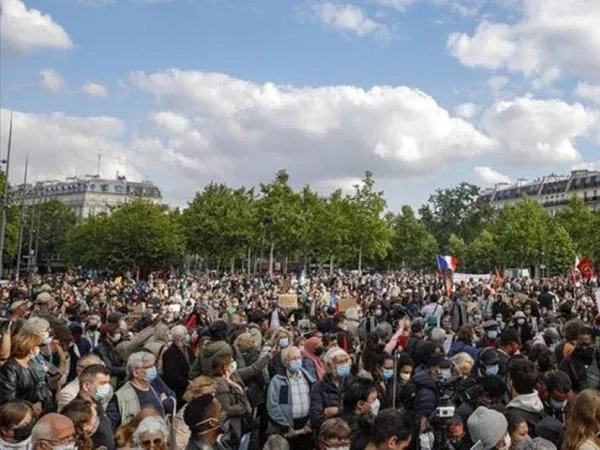 游行示威再出持刀行凶事件,英国政府还坚持鼓励自由?