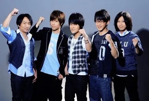 “人群中哭着,你只想变成透明的颜色 ”是五月天的哪首歌的歌词