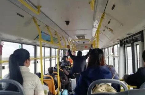 公交司机为什么给乘客下跪道歉？