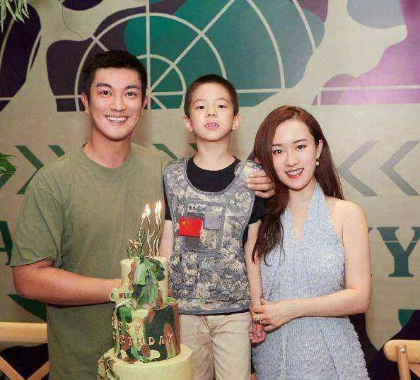 霍思燕庆生现场曝光，嗯哼送妈妈手绘贺卡好温馨，这一家的氛围如何？