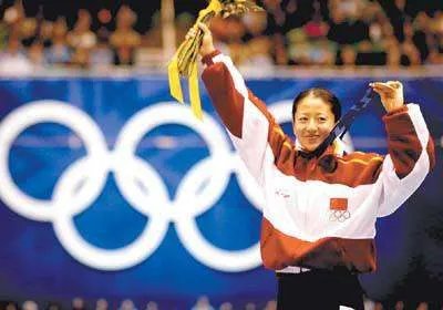中国第一枚冬奥会金牌获得者是谁？