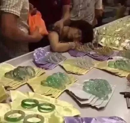 试戴手镯摔碎吓晕是怎么回事？