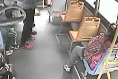 公交司机霸气制止骚扰小女孩的男子，如果你遇到这种情况会怎么办？