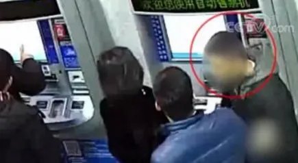 通缉犯在火车站明目张胆买票插队还爆粗口是真的吗?