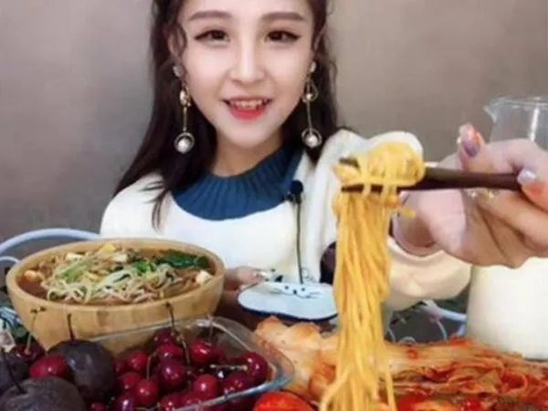 央视批所谓大胃王吃播浪费严重,你看过哪些过分的吃播主播?