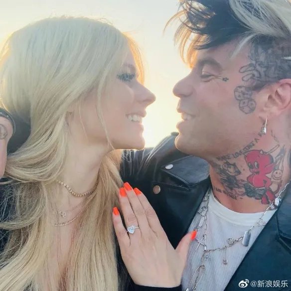艾薇儿官宣订婚！与男友甜蜜相拥 秀心形大钻戒