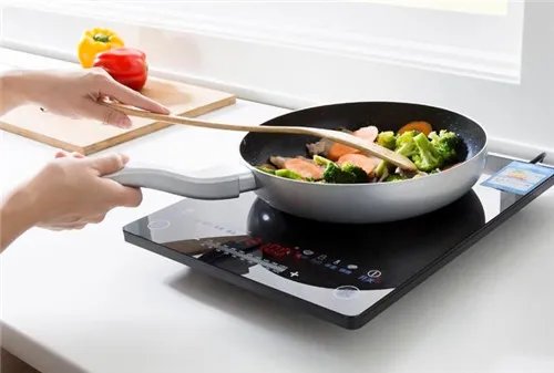 电磁炉面板裂了还能用吗