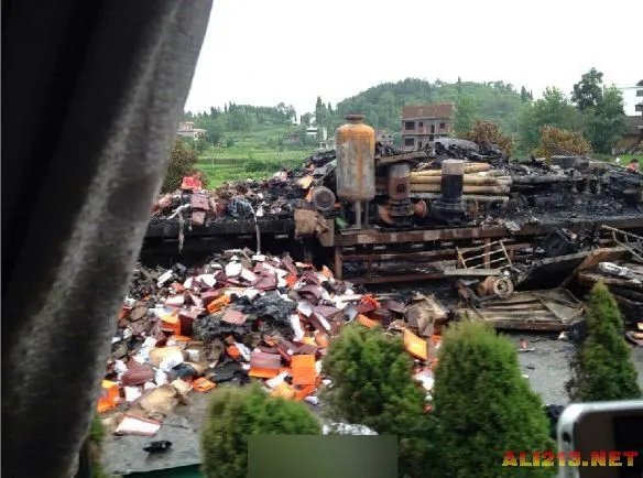 湖南发生严重车祸 货车大巴相撞爆炸仅4人逃出