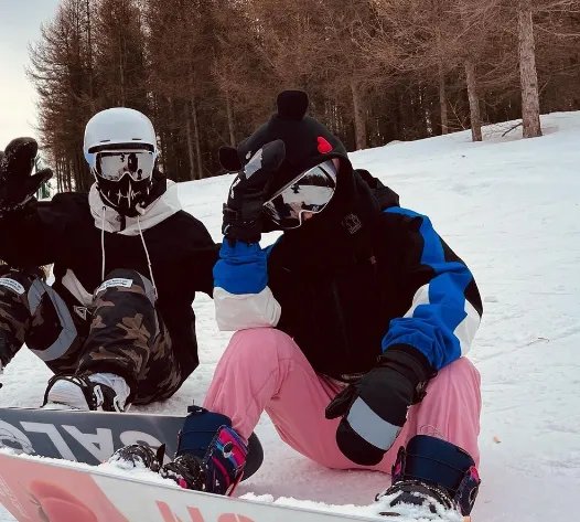 李小璐滑雪照惹争议，摆拍动作和PG1一样，难道她不避嫌吗？