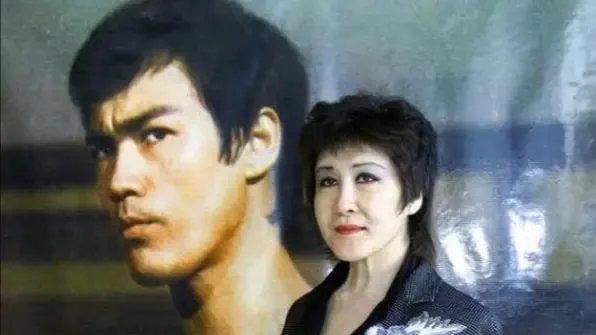 曾是李小龙前女友，向华强前妻的丁佩，如今近况如何？