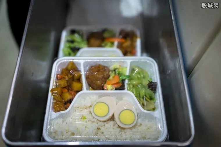 黑盒饭窝点曝光 10元盒饭卫生堪忧深受上班族青睐