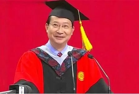 北大教授饶毅发表最短毕业致辞,4分钟赢得9次掌声