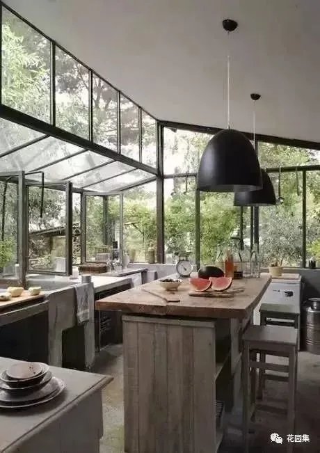 花园里有一间阳光房,美了这个灿烂的季节