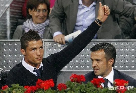 c罗队友进球为啥举手