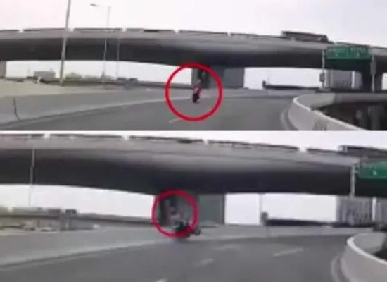 摩托骑手高架坠亡怎么回事:视频始末这到底是个什么梗
