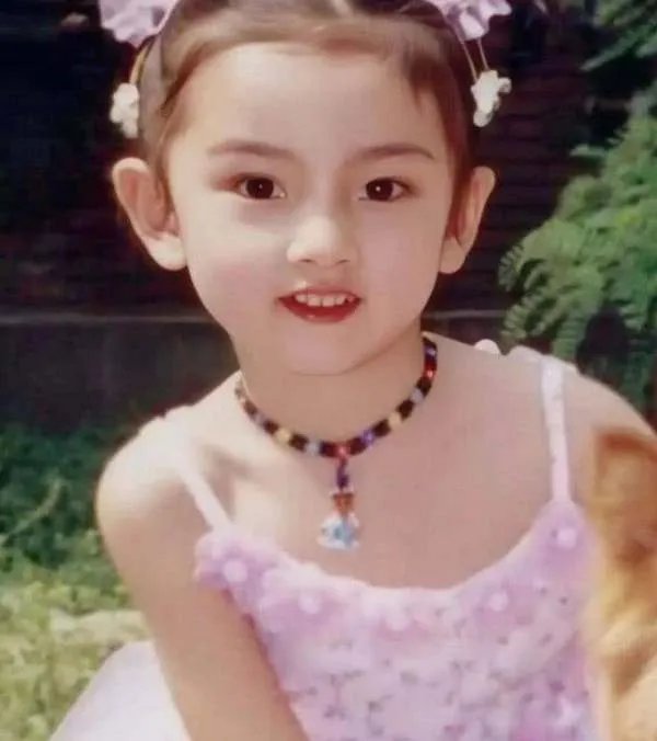 欧阳娜娜童年照够可爱了，宋祖儿的更加惊艳，她们童年时期是什么样？