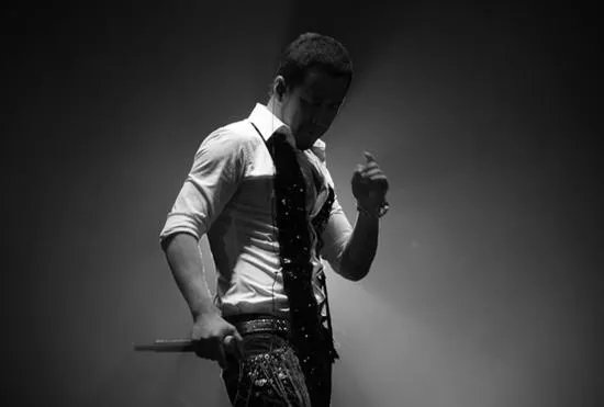 杨坤当街夜会三女,为何反被质疑性取向?