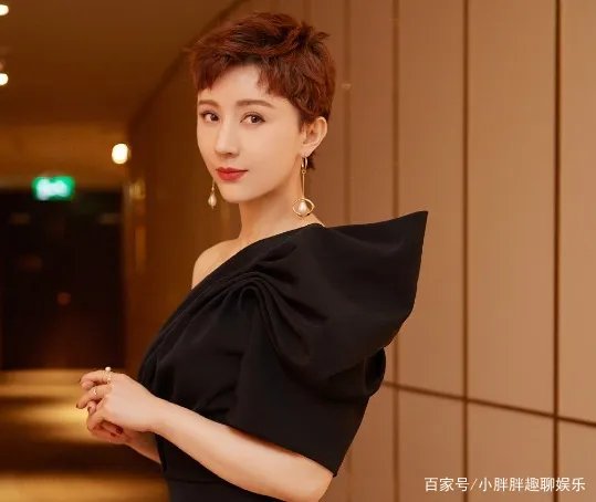 两婚两离的尤小刚,力捧小30岁女友,究竟图什么?