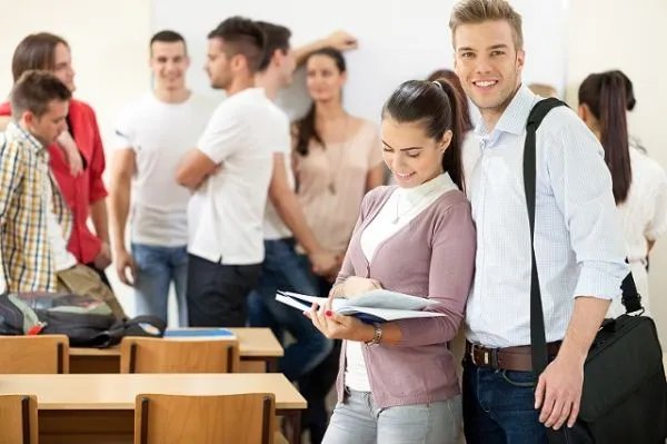 大学生卖房建学校，学校的收入来源有哪些？