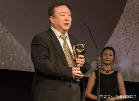 两婚两离的尤小刚，力捧小30岁女友，究竟图什么？