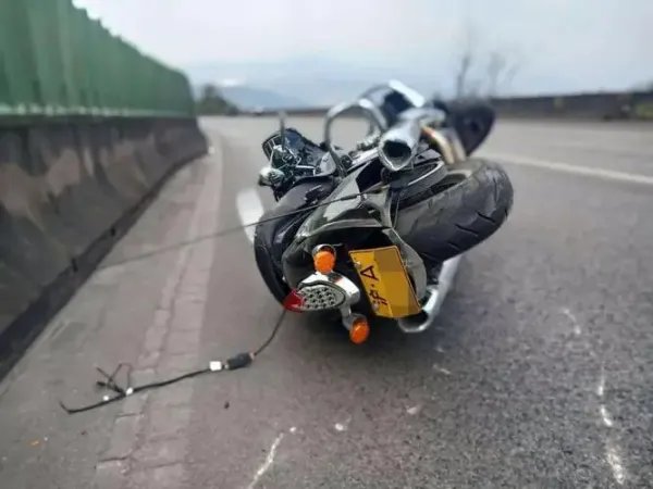 女子称骑摩托带娃,被后车故意撞翻,遇到这种事情该如何处理呢?