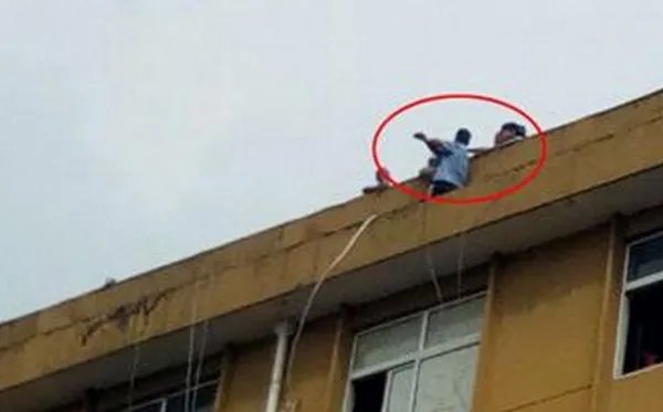 女子跳楼被警察拽回是怎么回事?