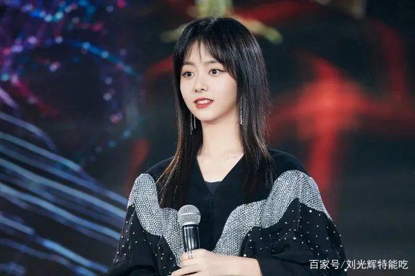 30岁谭松韵被曝结婚后又离婚,明星的感情生活为何一直备受关注?