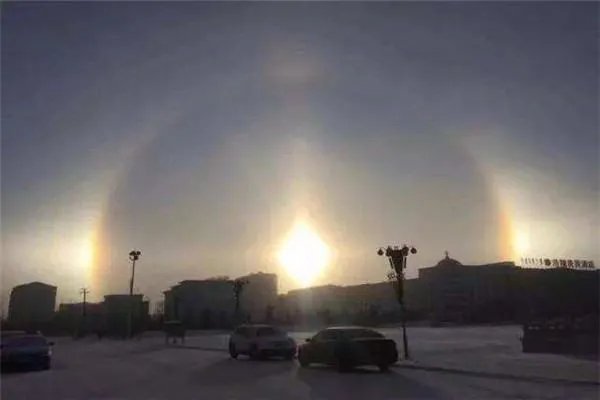 天上突然出现两个太阳，究竟发生了什么？