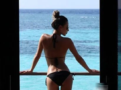 台湾王阳明图片集合   “台湾第一帅”紧牵素颜娇妻逛街