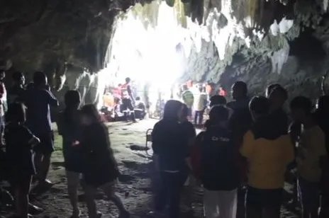 足球队被困岩洞的原因是什么？