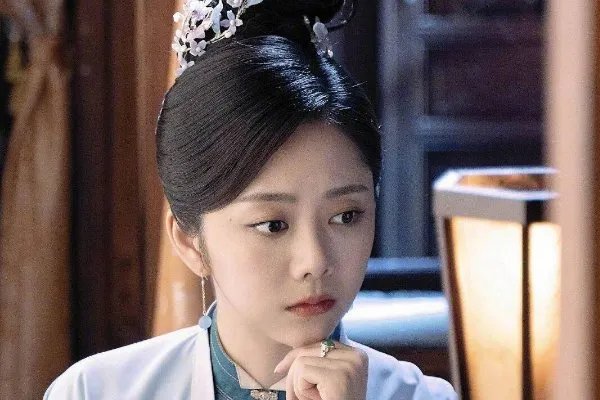 30岁谭松韵被曝结婚后又离婚,明星的感情生活为何一直备受关注?