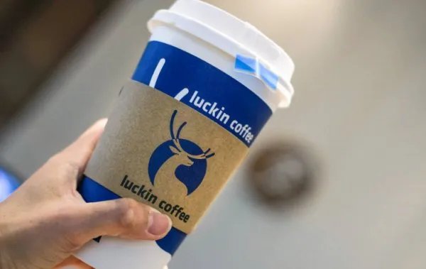 瑞幸如何回应摘牌的?